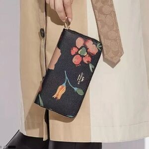 🌸New COACH  Long Zip Around Wallet With Dreamy Land Floral Print